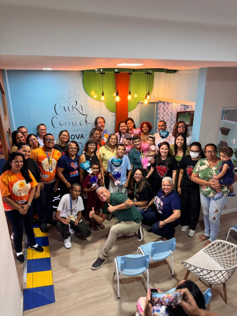 Acolhidos do GACC tocam o ‘Sino Encantado’ e comemoram avanços no tratamento