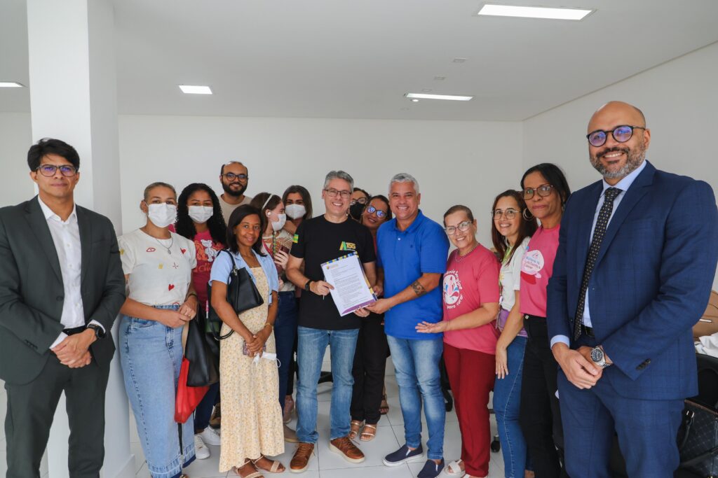 Fiapace entrega Carta-compromisso ao senador Alessandro Vieira em defesa dos pacientes oncológicos.